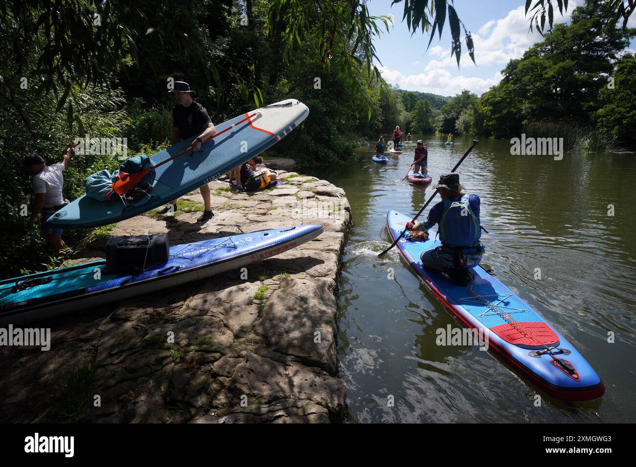 Les gens à Warleigh Weir sur la rivière Avon à Bath, Somerset. Date de la photo : dimanche 28 juillet 2024. Banque D'Images