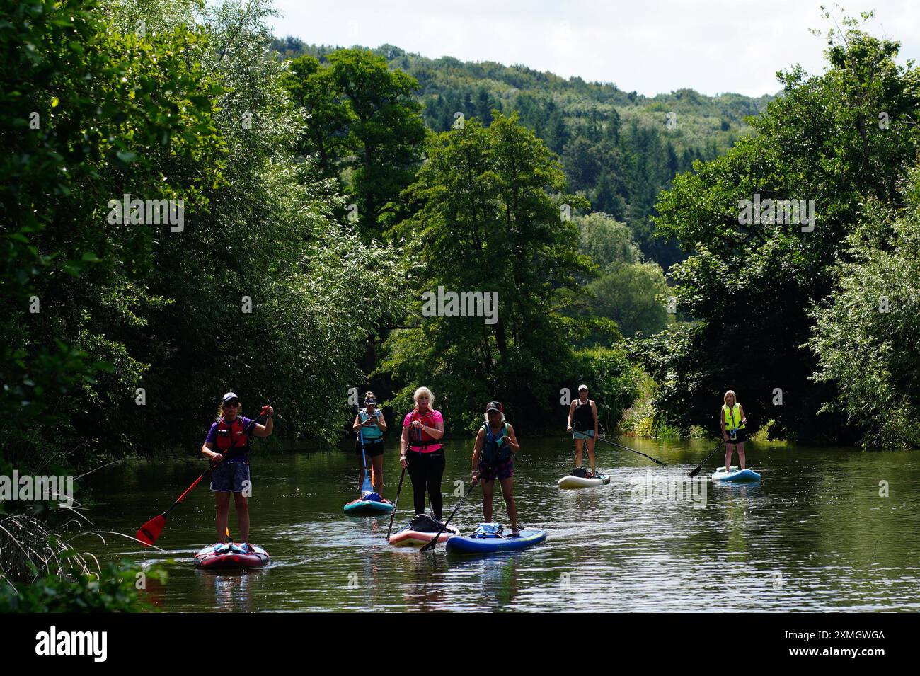 Les gens à Warleigh Weir sur la rivière Avon à Bath, Somerset. Date de la photo : dimanche 28 juillet 2024. Banque D'Images
