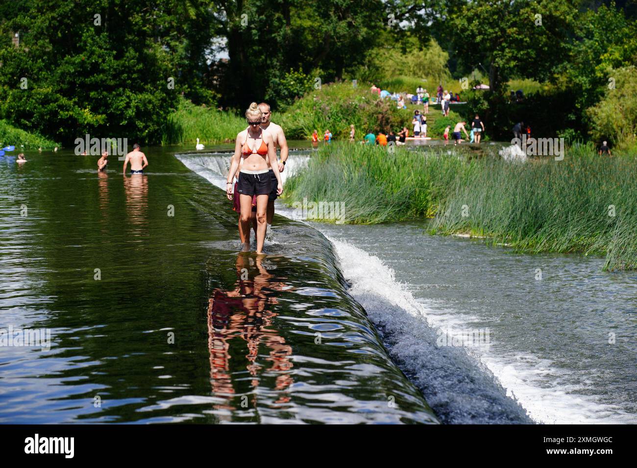 Les gens à Warleigh Weir sur la rivière Avon à Bath, Somerset. Date de la photo : dimanche 28 juillet 2024. Banque D'Images
