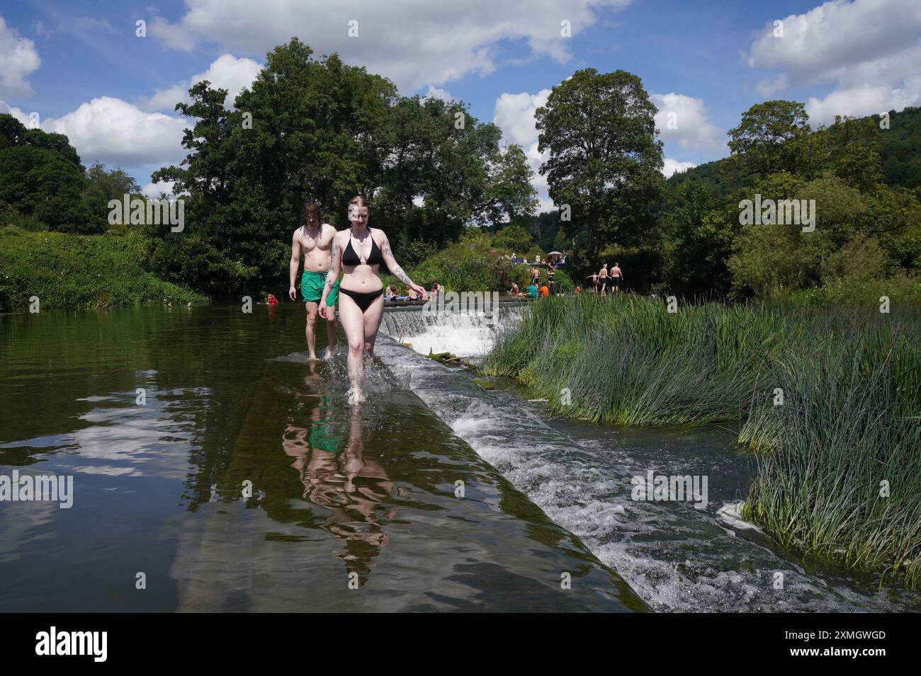 Les gens à Warleigh Weir sur la rivière Avon à Bath, Somerset. Date de la photo : dimanche 28 juillet 2024. Banque D'Images