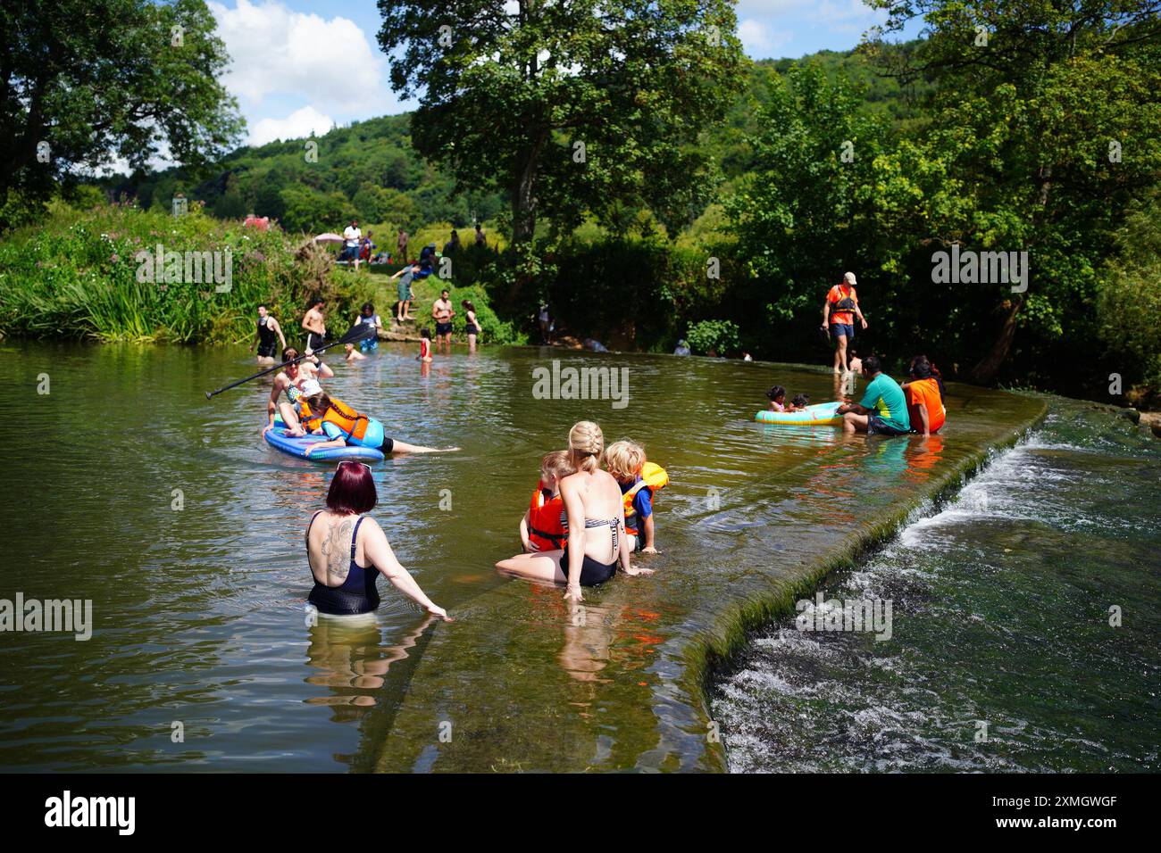 Les gens à Warleigh Weir sur la rivière Avon à Bath, Somerset. Date de la photo : dimanche 28 juillet 2024. Banque D'Images