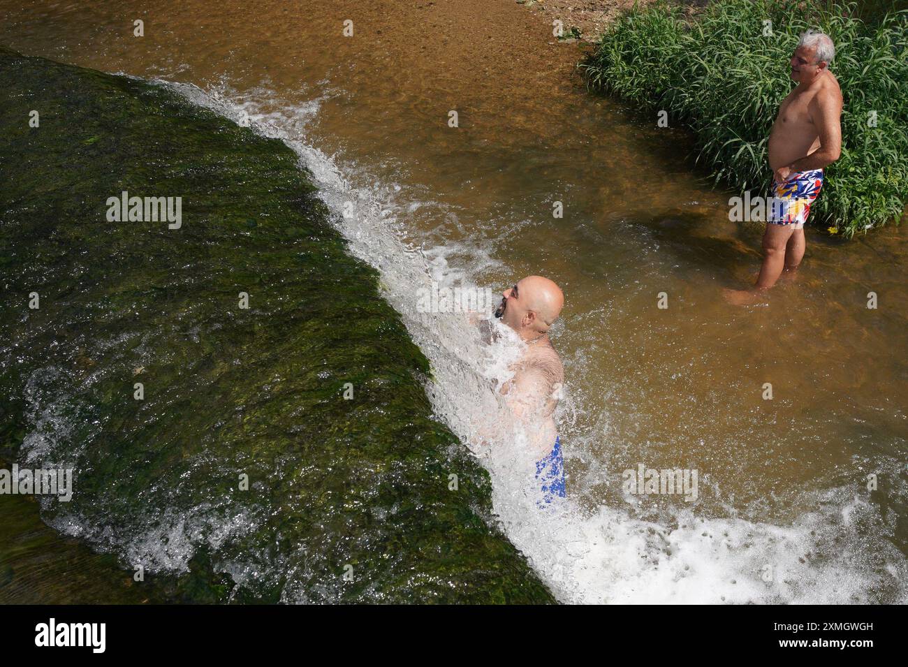 Les gens à Warleigh Weir sur la rivière Avon à Bath, Somerset. Date de la photo : dimanche 28 juillet 2024. Banque D'Images