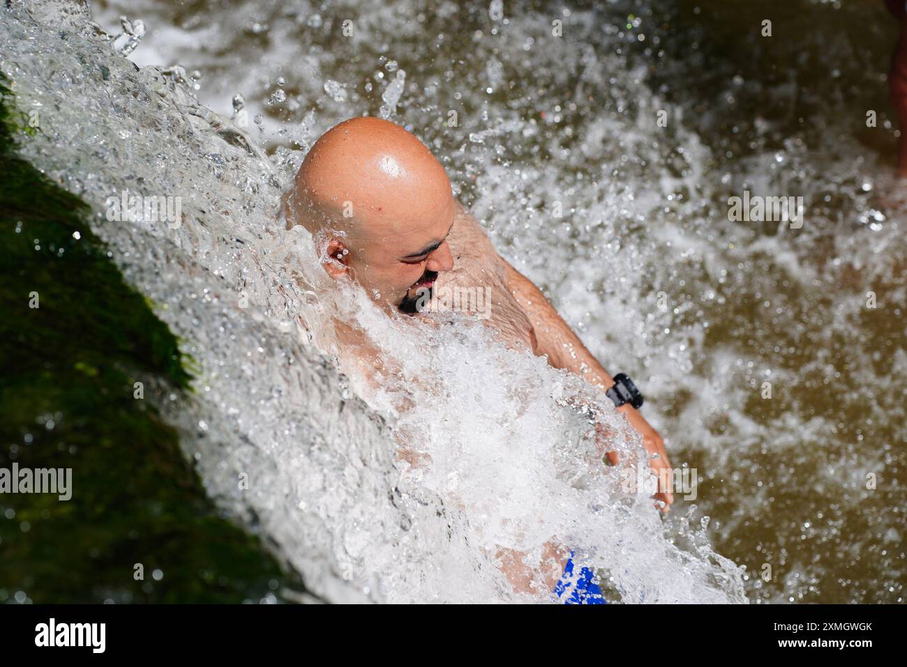 Les gens à Warleigh Weir sur la rivière Avon à Bath, Somerset. Date de la photo : dimanche 28 juillet 2024. Banque D'Images