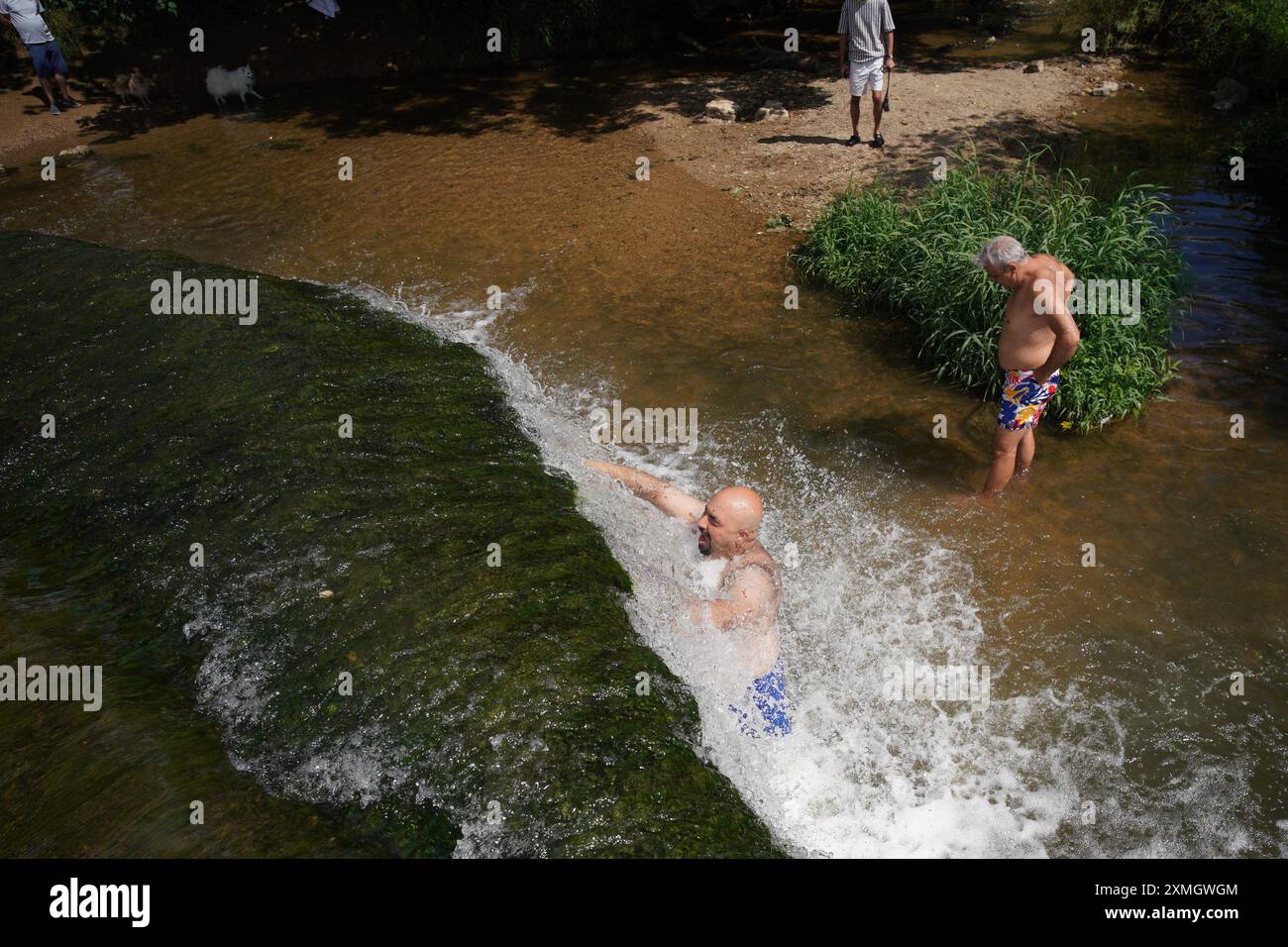 Les gens à Warleigh Weir sur la rivière Avon à Bath, Somerset. Date de la photo : dimanche 28 juillet 2024. Banque D'Images