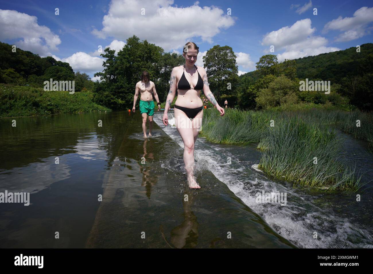 Les gens à Warleigh Weir sur la rivière Avon à Bath, Somerset. Date de la photo : dimanche 28 juillet 2024. Banque D'Images
