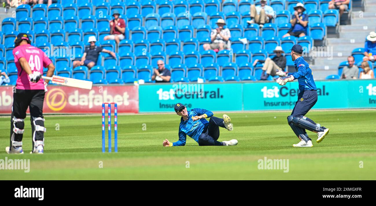 Hove Royaume-Uni 28 juillet 2024 - Rob Yates du Warwickshire prend une bonne décision pour renvoyer Danial Ibrahim des Sussex Sharks lors du match de cricket Metro Bank One Day Cup entre Sussex Sharks et Warwickshire au 1er Central County Ground à Hove : crédit Simon Dack /TPI/ Alamy Live News Banque D'Images