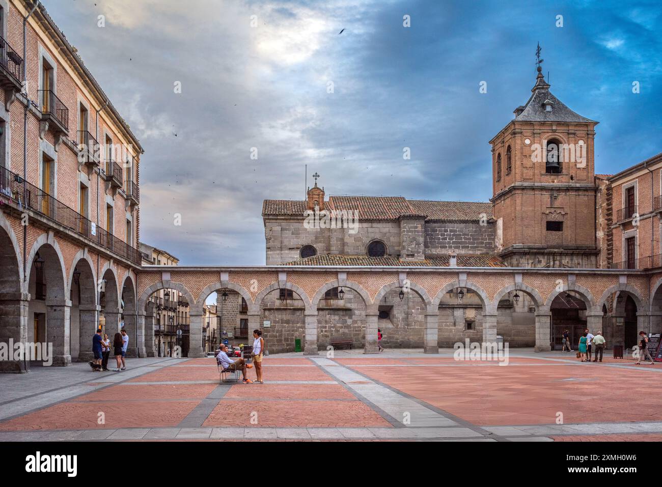 Vue panoramique sur la Plaza del Mercado Chico et l'église San Juan à Avila, Castilla y Leon, Espagne. Architecture historique et place paisible. Banque D'Images