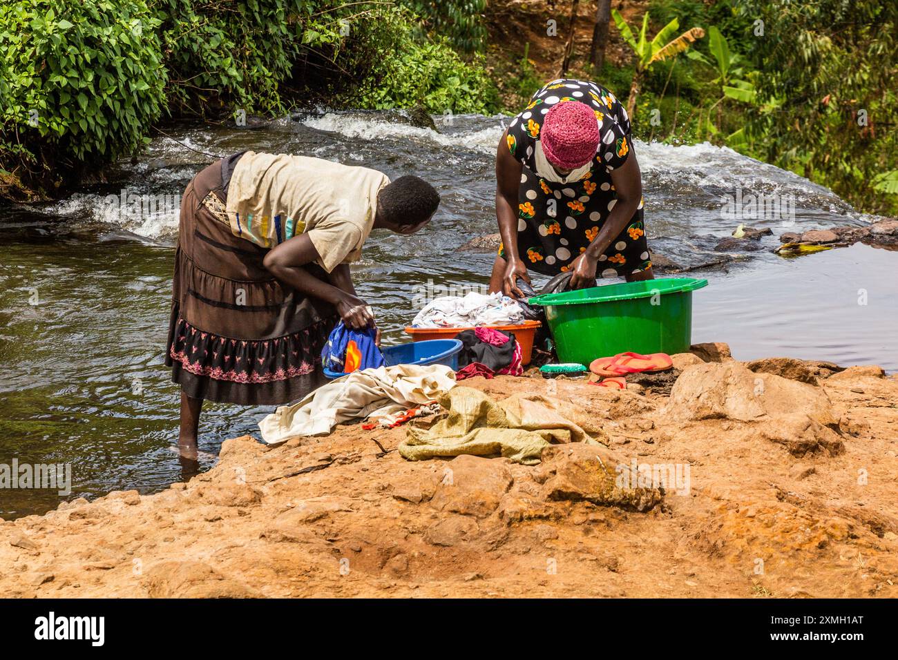SIPI, OUGANDA - 28 FÉVRIER 2020 : femmes locales faisant la lessive dans la rivière Sipi, Ouganda Banque D'Images