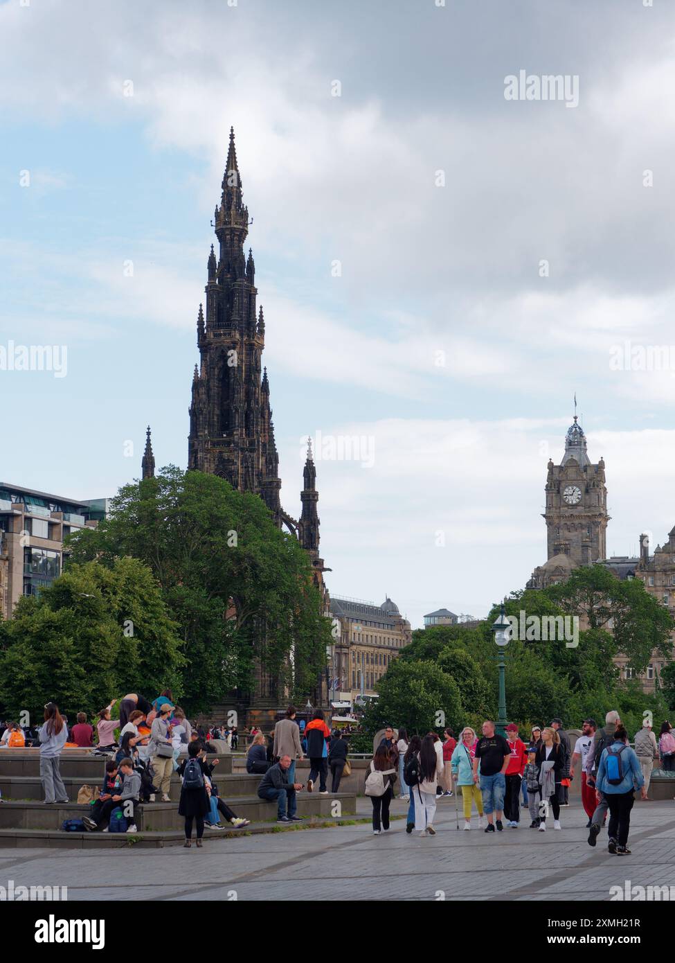 Touristes près de Scott Monument avec Balmoral Hotel Clock Tower Right n Edinburgh, capitale de l'Écosse, 27 juillet 2024 Banque D'Images