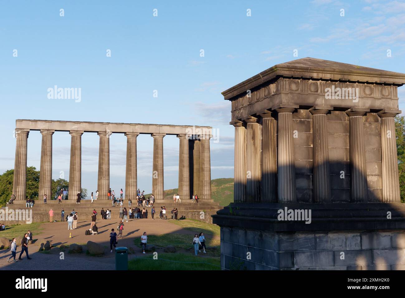 People around the National Monument on Calton Hill à Édimbourg, capitale de l'Écosse, 27 juillet 2024 Banque D'Images