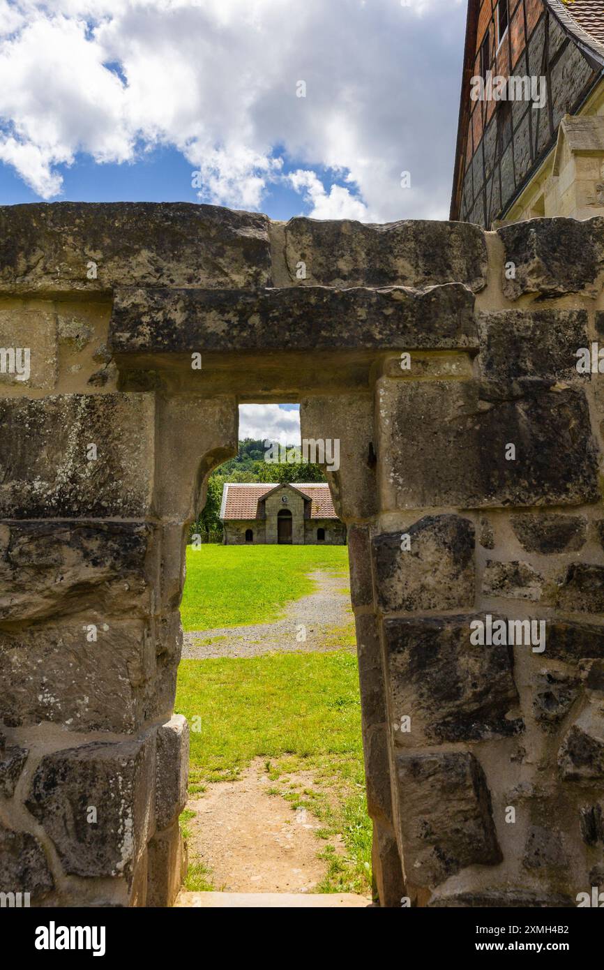 Kloster Walkenried Das Kloster Walkenried ist eine ehemalige Zisterzienserabtei in Walkenried, gelegen am Südrand des Harzes nahe dem Dreiländereck Niedersachsen Sachsen-Anhalt Thüringen. Der Gebäudekomplex umfasst die ruine der Klosterkirche sowie das größtenteils erhaltene gotische Klausurgebäude. Dieses wurde 2006 zum Zisterziensermuseum Kloster Walkenried ausgebaut. Seit 2010 gehört die Klosteranlage als Teil der Stätte Bergwerk Rammelsberg, Altstadt von Goslar und Oberharzer Wasserwirtschaft zum UNESCO-Weltkulturerbe. Walkenried Niedersachsen Deutschland *** Walkenried Monastère Walkenrie Banque D'Images