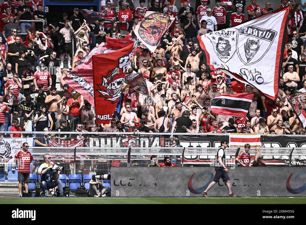 Genk, Belgique. 28 juillet 2024. Les supporters de Standard photographiés lors d'un match de football entre le KRC Genk et le Standard de Liège, dimanche 28 juillet 2024 à Bruxelles, le jour de l'ouverture de la saison 2024-2025 de la première division du championnat belge 'Jupiler Pro League'. BELGA PHOTO JOHAN Eyckens crédit : Belga News Agency/Alamy Live News Banque D'Images