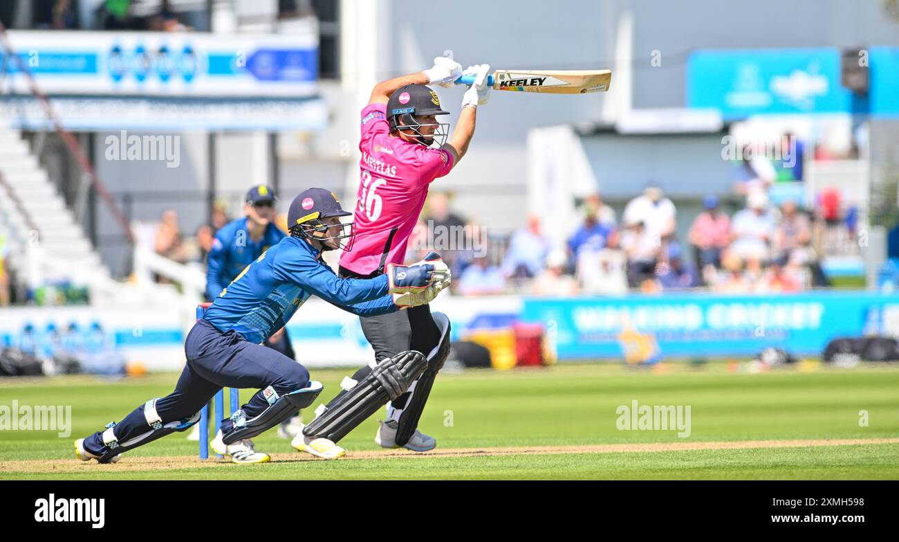 Hove UK 28 juillet 2024 - Ari Karvelas battant pour les requins du Sussex lors du match de cricket Metro Bank One Day Cup entre les requins du Sussex et le Warwickshire au 1er Central County Ground à Hove : crédit Simon Dack /TPI/ Alamy Live News Banque D'Images