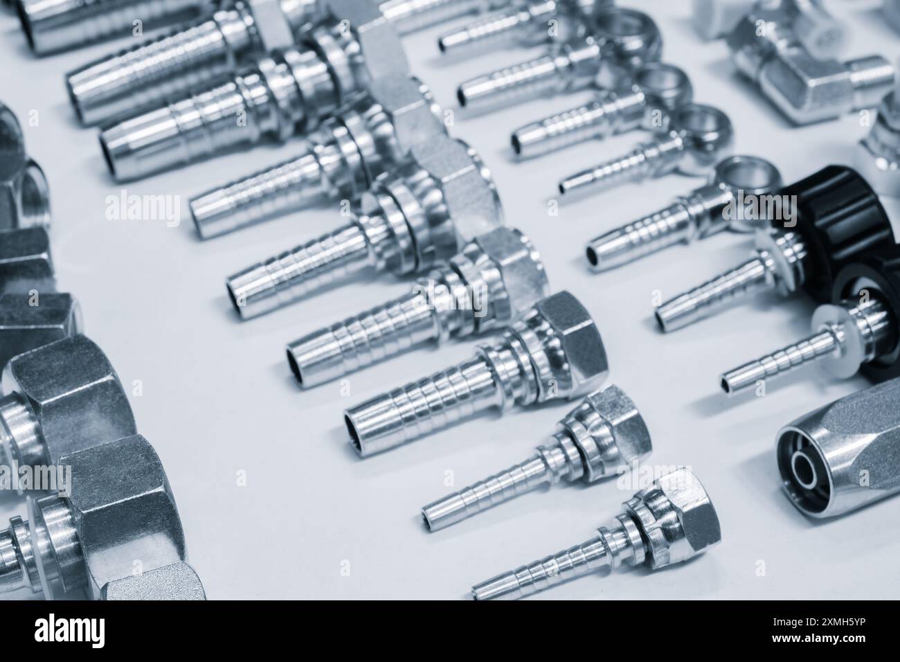collection divers types de raccords métalliques, y compris les écrous et les boulons. Ordre d'organisation du concept, différentes pièces disposées soigneusement les unes à côté des autres var Banque D'Images