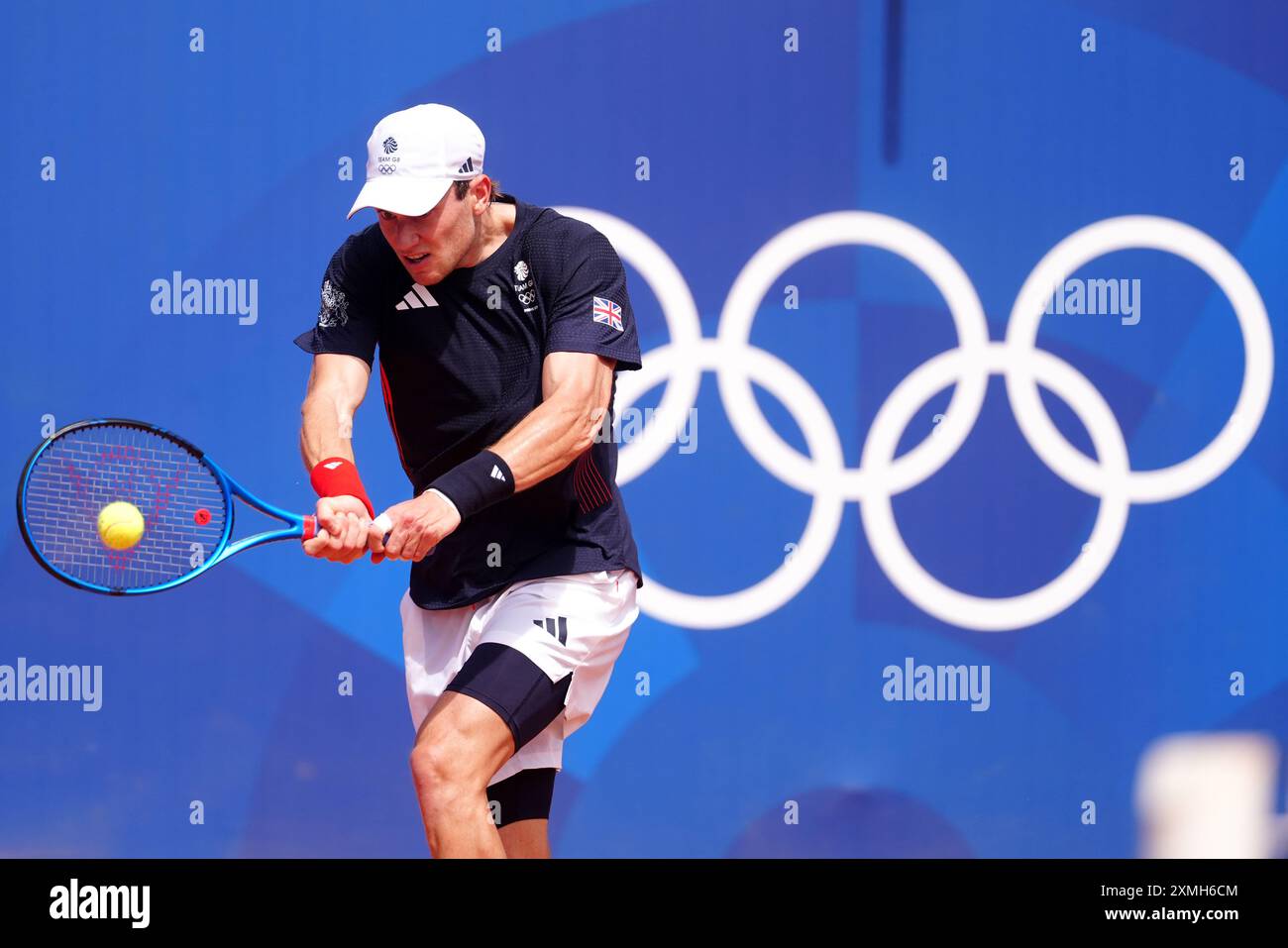 Jack Draper de Grande-Bretagne lors de la ronde de poignet en simple masculin contre le japonais Kei Nishikori (non représenté) à Roland-Garros, lors de la deuxième journée des Jeux Olympiques de Paris 2024 en France. Date de la photo : dimanche 28 juillet 2024. Banque D'Images