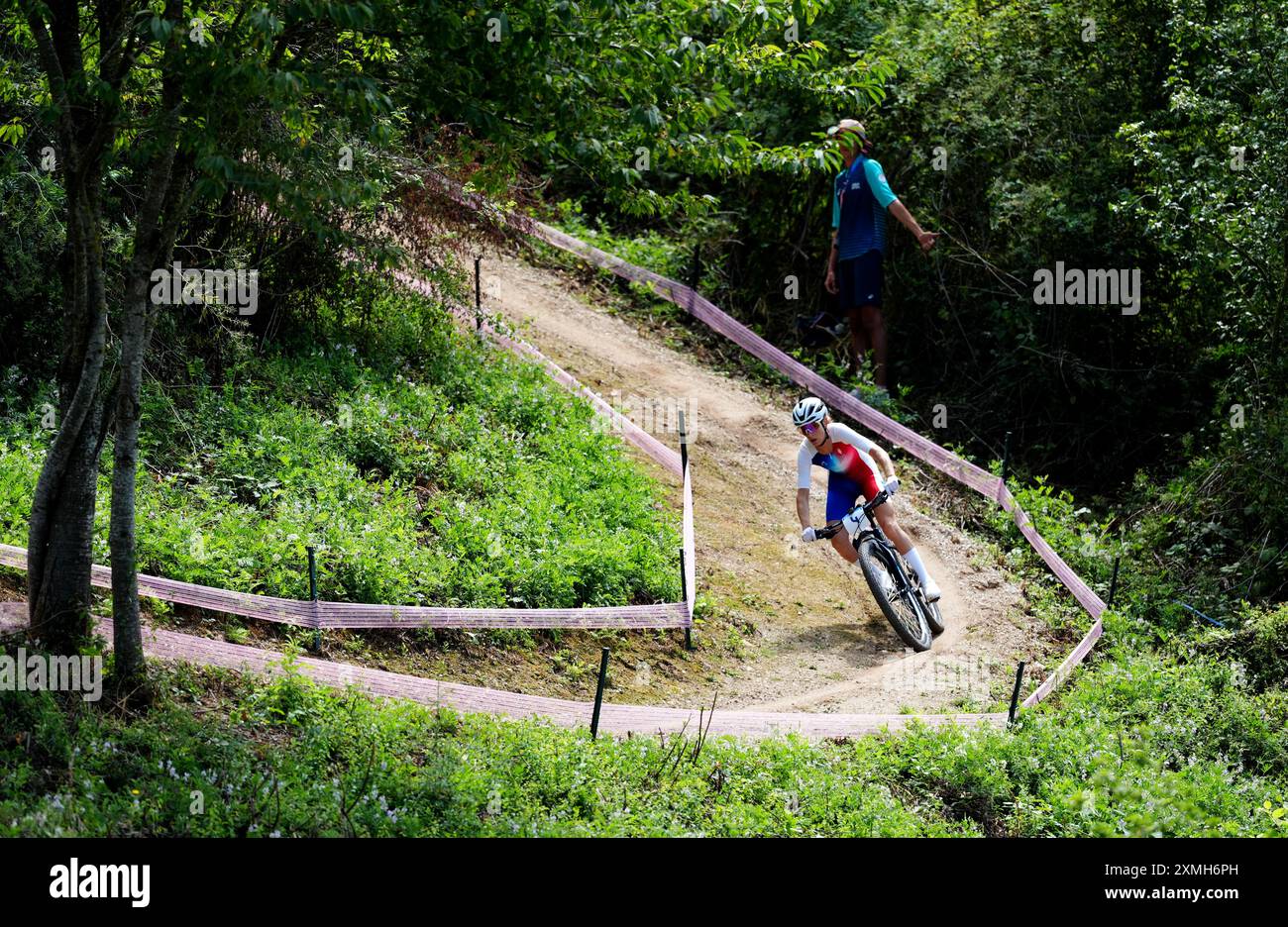 La française Prevot Pauline Ferrand lors du VTT féminin à Elancourt Hill, le deuxième jour des Jeux Olympiques de Paris 2024 en France. Date de la photo : dimanche 28 juillet 2024. Banque D'Images