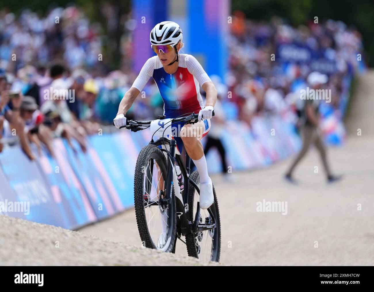 La française Prevot Pauline Ferrand lors du VTT féminin à Elancourt Hill, le deuxième jour des Jeux Olympiques de Paris 2024 en France. Date de la photo : dimanche 28 juillet 2024. Banque D'Images