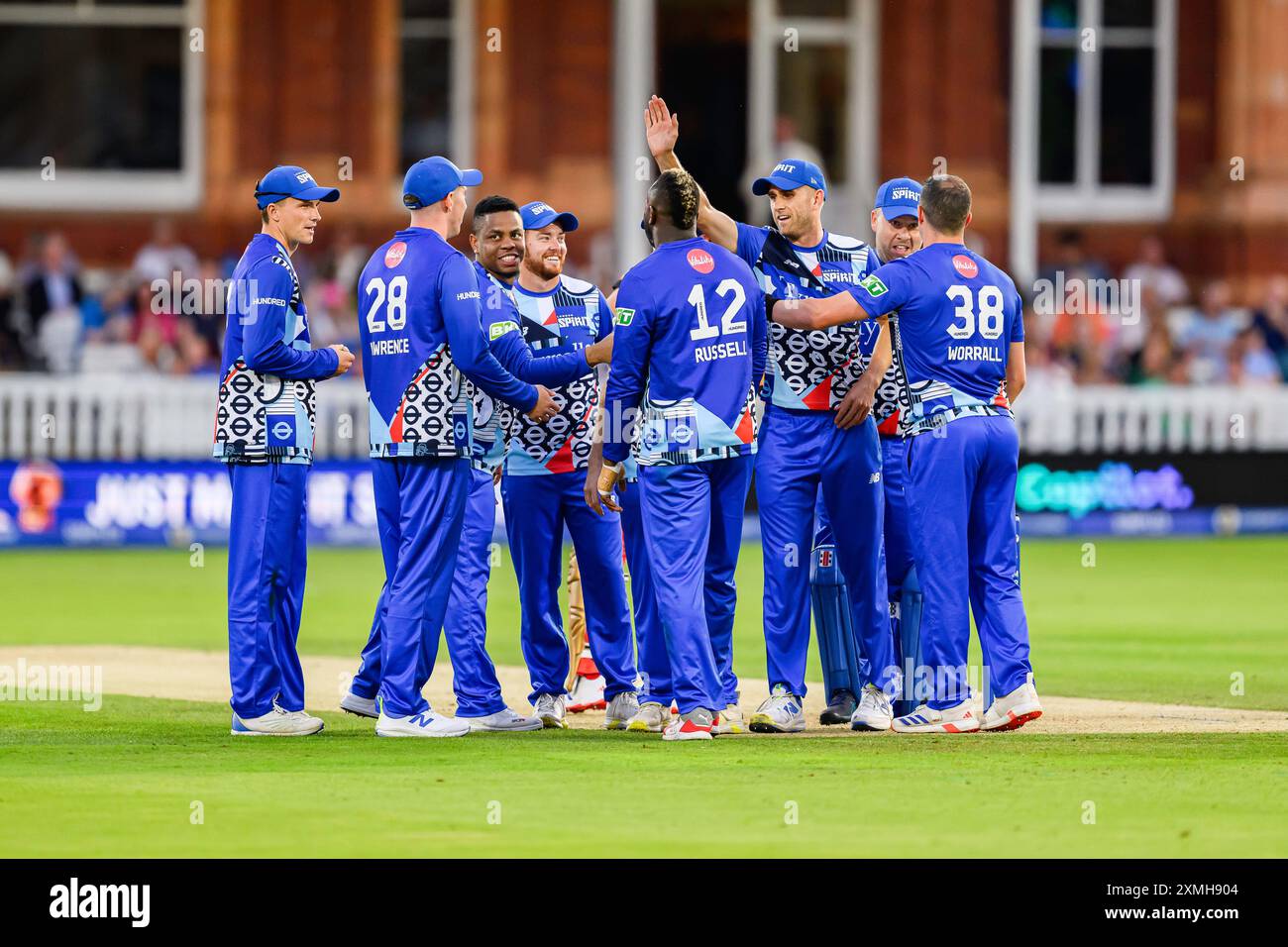 LONDRES, ROYAUME-UNI. 27 juillet, 24. Dan Lawrence de London Spirit (au centre, à gauche) célèbre avec ses coéquipiers après avoir pris le guichet d'Aneurin Donald de Birmingham Phoenix lors du Hundred - London Spirit vs Birmingham Phoenix Men au Lord's Cricket Ground le samedi 27 juillet 2024 à LONDRES EN ANGLETERRE. Crédit : Taka Wu/Alamy Live News Banque D'Images