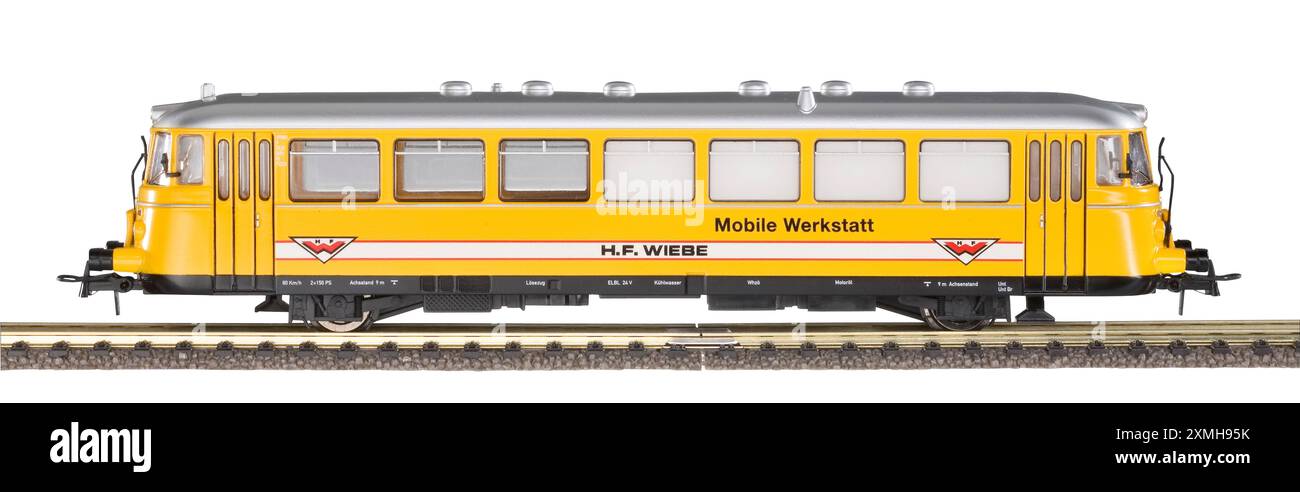 Le moteur diesel de locomotive et les voies de chemin de fer modèle découpent les détails de natures mortes Banque D'Images