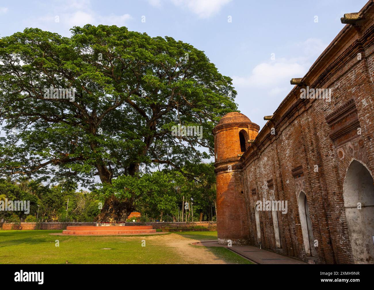 Sixty Dome Mosque ou Saith Gunbad Masjid, Khulna Division, Bagerhat, Bangladesh Banque D'Images