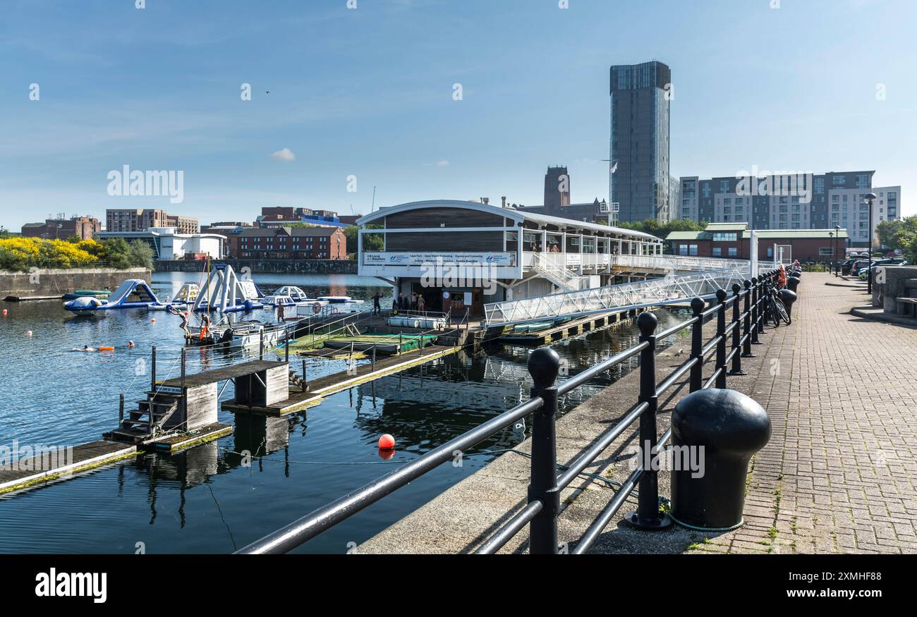 Vue sur le centre de sports nautiques de Liverpool, Queens Dock, Mariners Wharf, Liverpool, Royaume-Uni. Prise le 28 juillet 2024. Banque D'Images