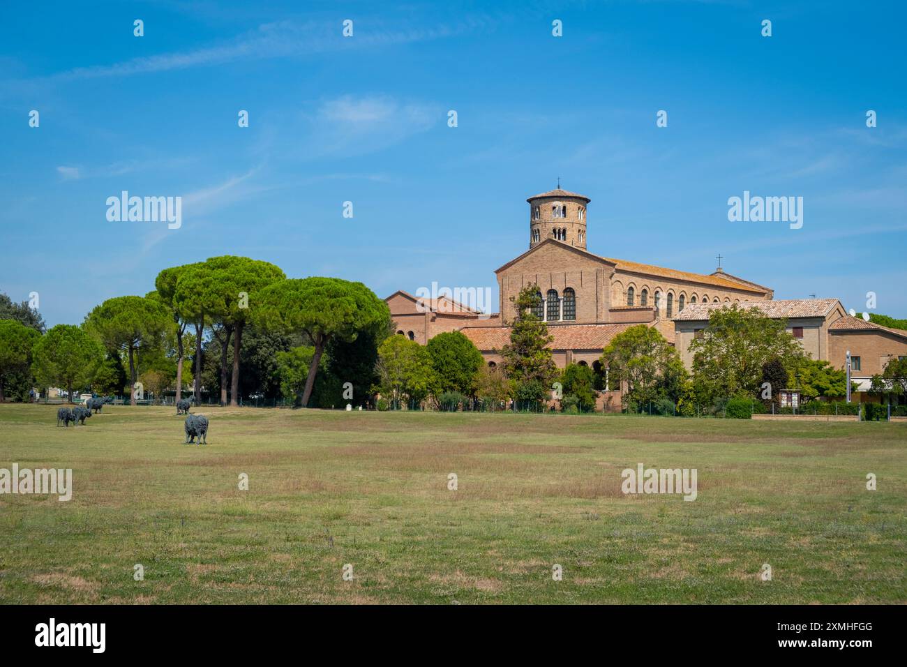 Extérieur de la basilique de Sant’Apollinare in classe, qui a des exemples importants de l’art et de l’architecture byzantins primitifs chrétiens. Ravenne, Emilia ROM Banque D'Images