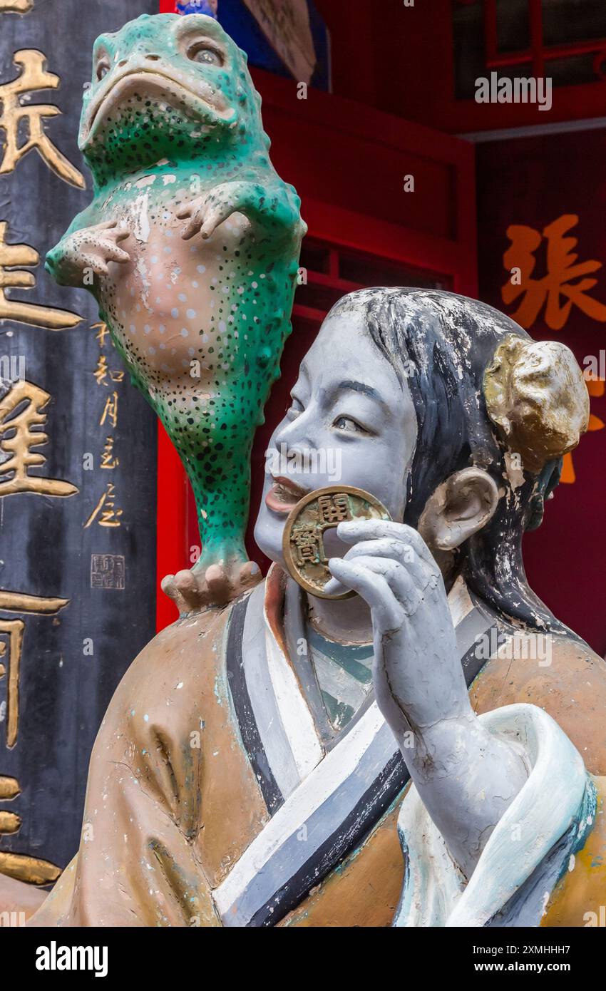 Statue de femme avec une grenouille dans la rue culturelle antique de Tianjin, Chine Banque D'Images