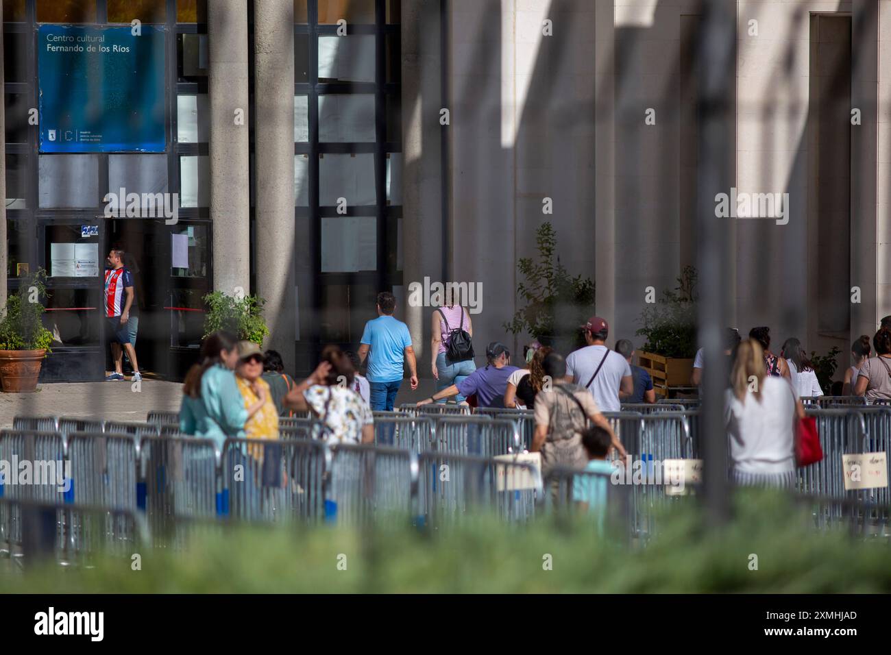 Madrid, Espagne. 28 juillet 2024. Les gens marchent vers l'entrée du centre de vote pour les Vénézuéliens vivant à Madrid au Centre culturel Fernando de los Ríos, dans le quartier d'Aluche, à Madrid, lors des élections générales pour élire le prochain chef d'État de la République bolivarienne du Venezuela. Près de 68 000 Vénézuéliens vivent à Madrid, mais seulement 9 000 ont réussi à s’inscrire et peuvent exercer leur droit de vote en personne depuis l’étranger. Crédit : SOPA images Limited/Alamy Live News Banque D'Images