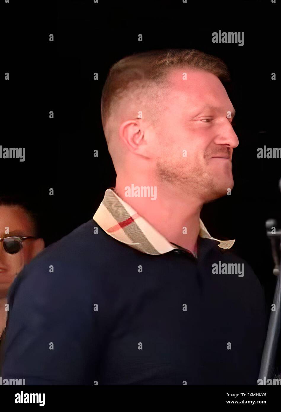 LONDRES, ANGLETERRE - 27 JUILLET 2024 Tommy Robinson apparaît sur un écran vidéo alors qu'il s'adresse aux manifestants à Trafalgar Square dans le centre de Londres pendant le rassemblement Uniting the Kingdom. 1000 policiers supplémentaires sont en service dans le cadre d'une marche organisée par Stand Up to Racism et d'autres groupes en tant que contre-manifestation se rendront également à Whitehall où un rassemblement aura lieu. Crédit : Glamourstock/Alamy Live News Banque D'Images