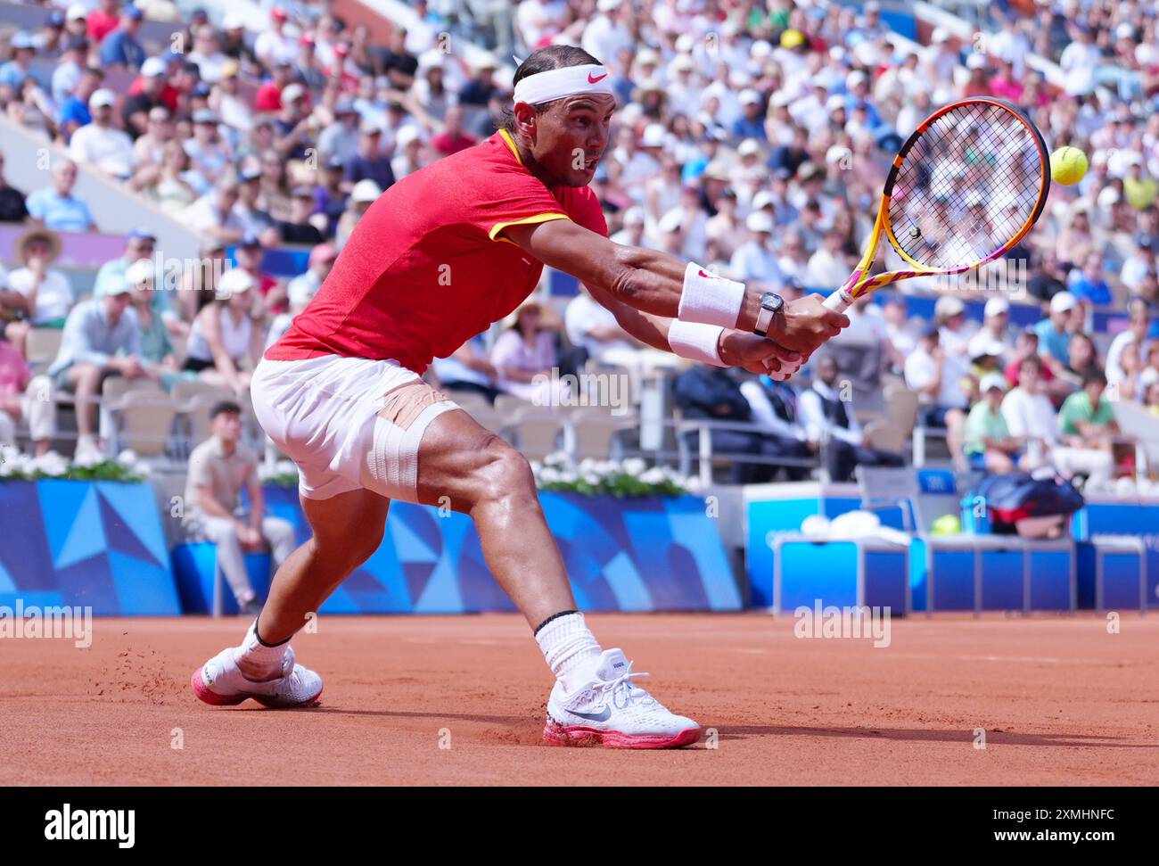 L'Espagnol Rafael Nadal lors du match de premier tour en simple masculin contre le Hongrois Marton Fucsovics (non représenté) à Roland-Garros, lors de la deuxième journée des Jeux Olympiques de Paris 2024 en France. Date de la photo : dimanche 28 juillet 2024. Banque D'Images