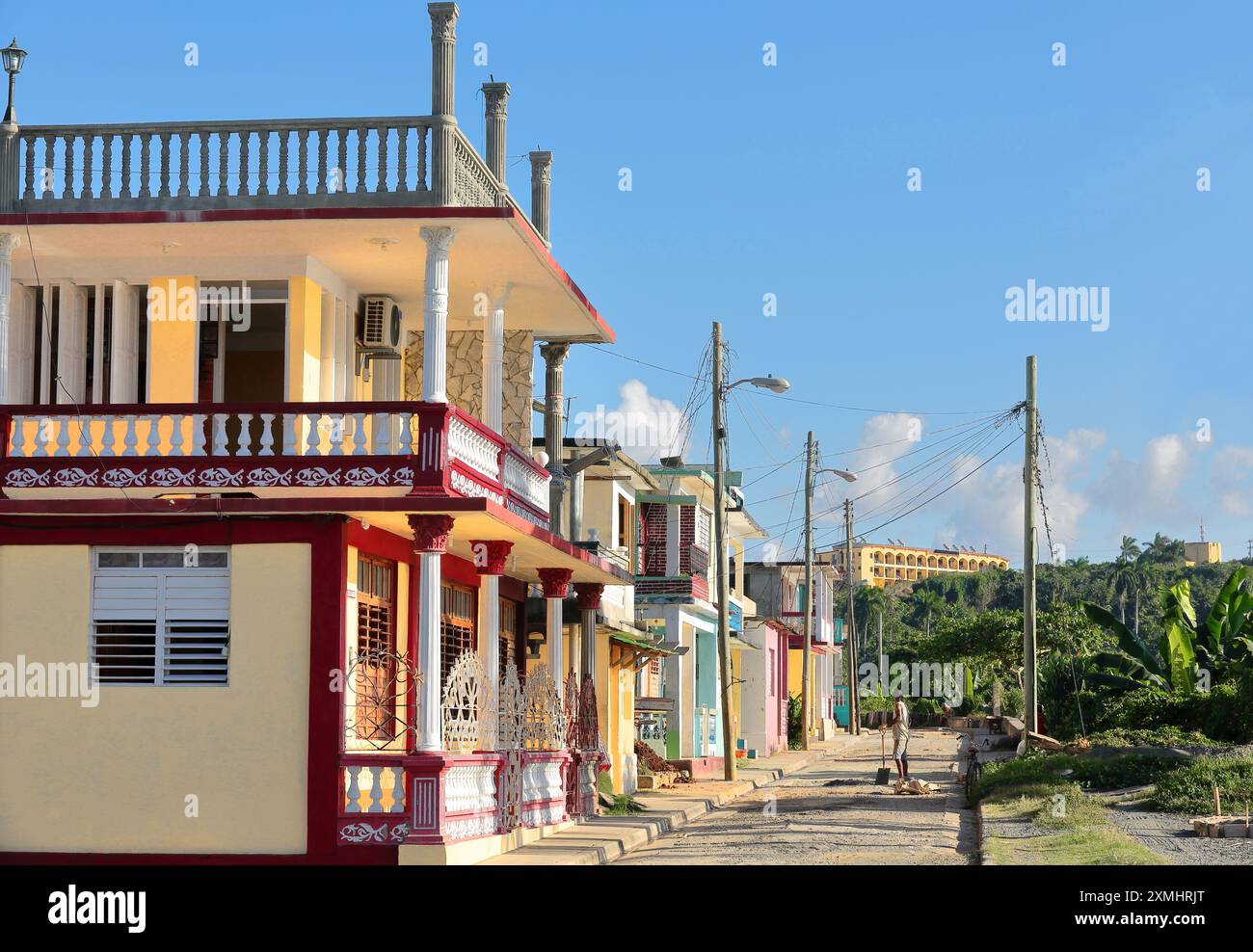 551 maisons de ville éclectiques et coloniales sous le soleil de l'après-midi sur le SW face à Calle Calixto Garcia Street, front de mer de la baie intérieure. Baracoa-Cuba. Banque D'Images