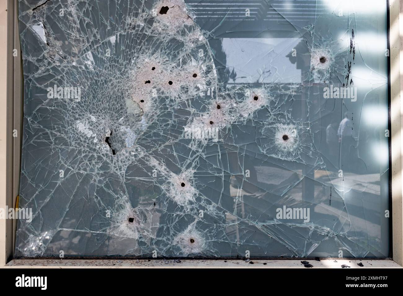 Trous de balles et dégâts à la fenêtre d’une maison du Kibboutz Kfar AZA, attaquée par des terroristes palestiniens le 7 octobre 2023. Banque D'Images