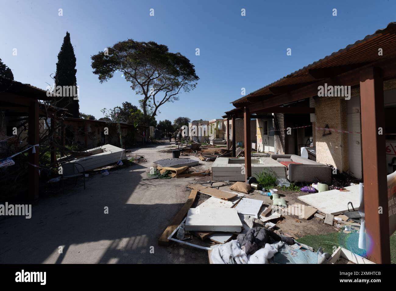 Des décombres et des destructions remplissent une rue du Kibboutz Kfar AZA, attaqué par des terroristes palestiniens le 7 octobre 2023. Banque D'Images
