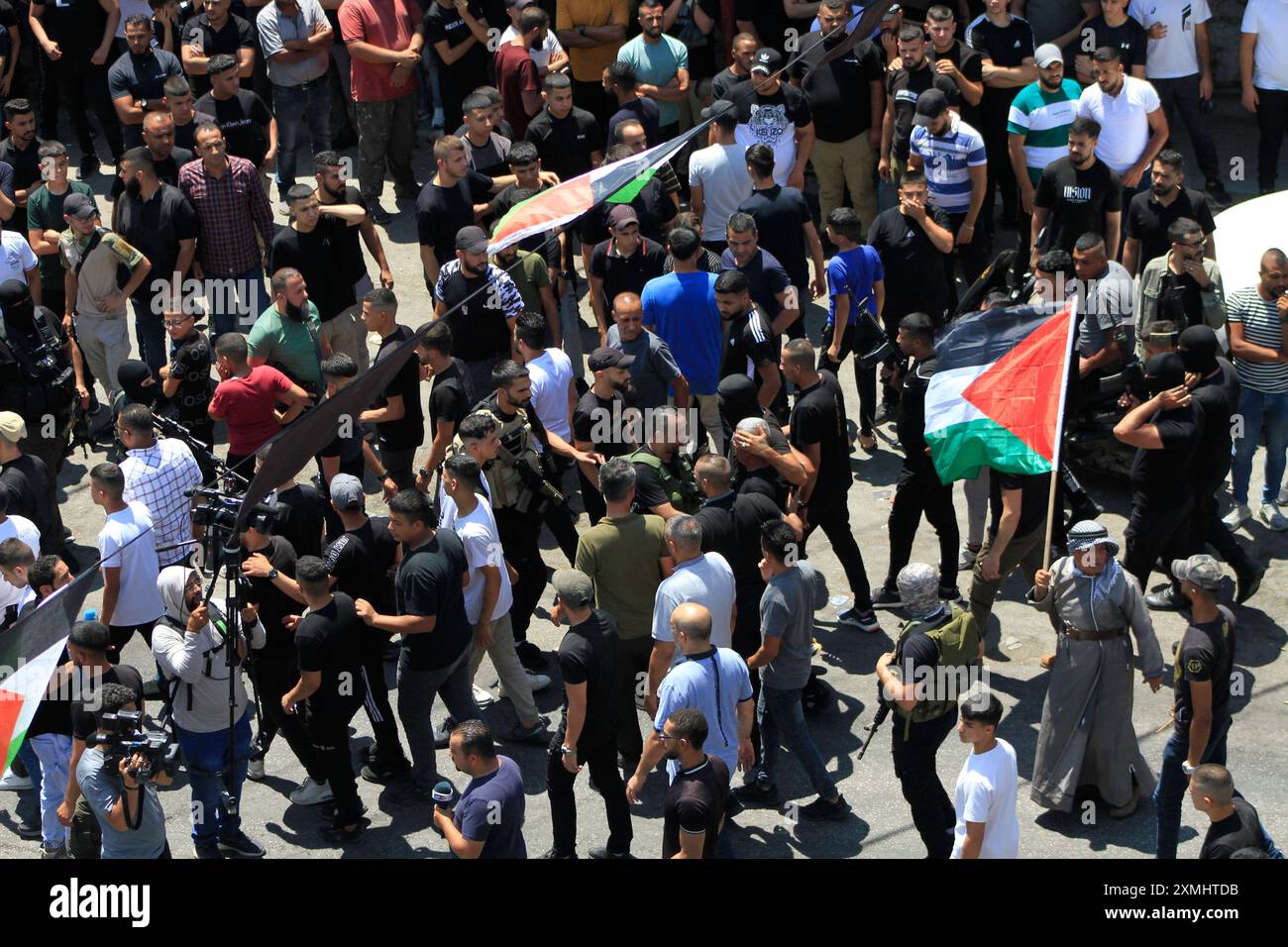 Les personnes en deuil portent les corps de militants palestiniens tués dans un raid israélien, dans le camp de Balata à Naplouse les personnes en deuil portent les corps de militants palestiniens tués dans un raid israélien, dans le camp de Balata à Naplouse en Cisjordanie occupée par Israël, le 28 juillet 2024. Photo Mohammed Nasser apaimages Naplouse Cisjordanie territoire palestinien 280724 Balata MN 0018 Copyright : xapaimagesxMohammedxNasserxxapaimagesx Banque D'Images