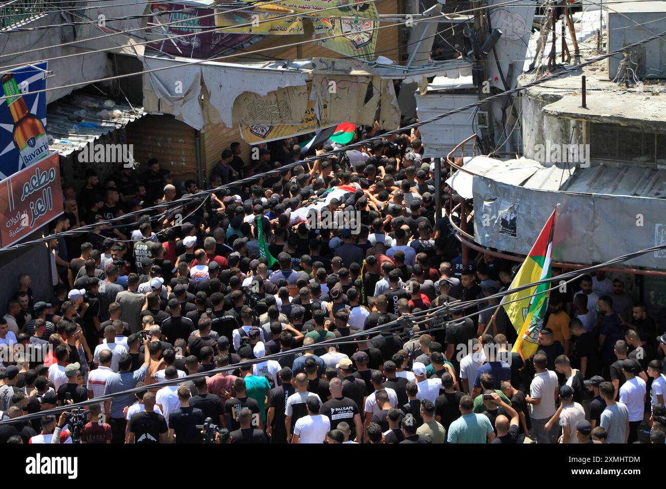 Les personnes en deuil portent les corps de militants palestiniens tués dans un raid israélien, dans le camp de Balata à Naplouse les personnes en deuil portent les corps de militants palestiniens tués dans un raid israélien, dans le camp de Balata à Naplouse en Cisjordanie occupée par Israël, le 28 juillet 2024. Photo Mohammed Nasser apaimages Naplouse Cisjordanie territoire palestinien 280724 Balata MN 0020 Copyright : xapaimagesxMohammedxNasserxxapaimagesx Banque D'Images