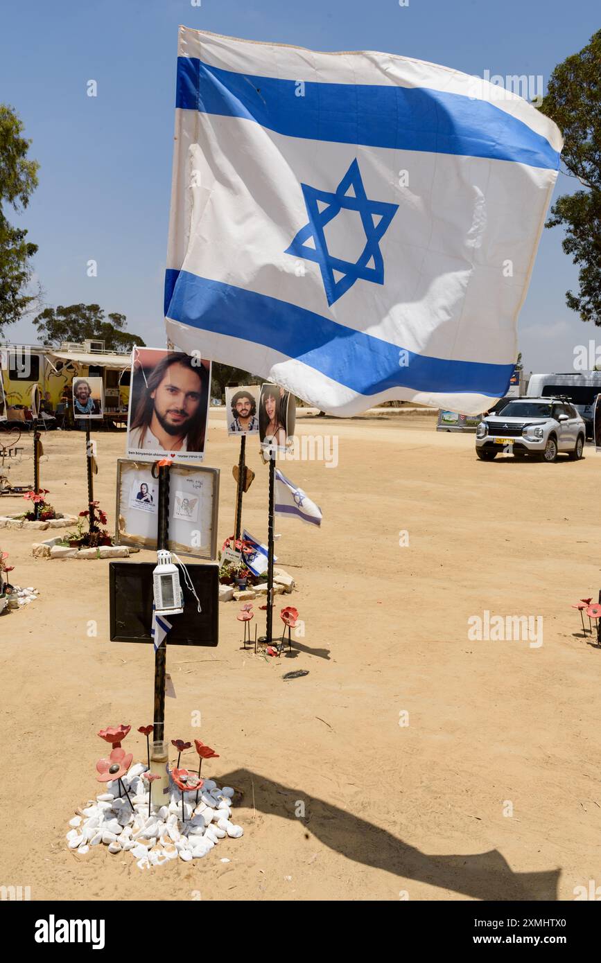 Mémorial aux victimes d'une attaque terroriste palestinienne le 7 octobre 2023 sur le site du Nova Music Festival dans le sud d'Israël. Banque D'Images
