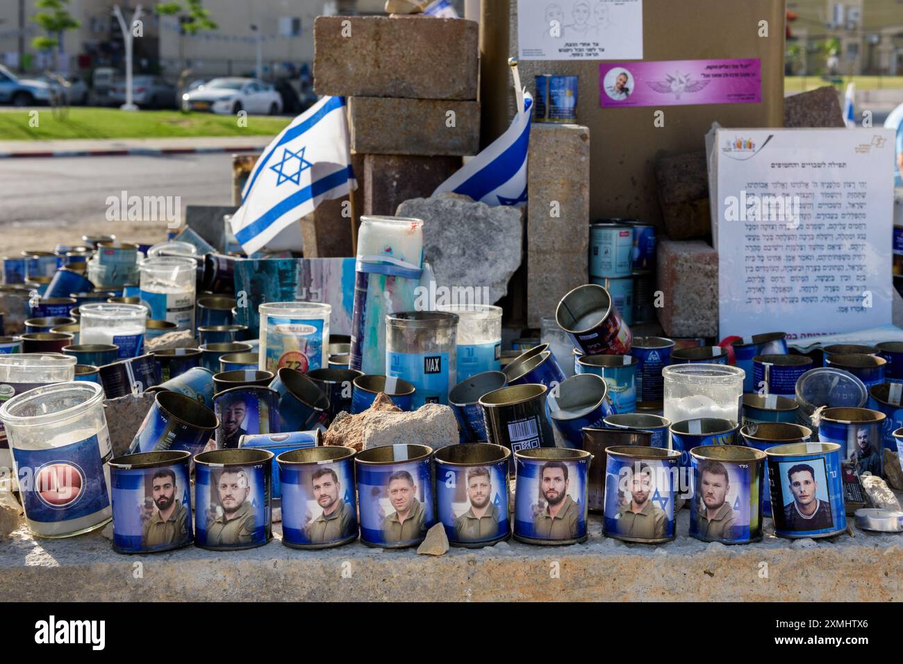 Bougies commémoratives avec les photographies de soldats tombés dans une bataille qui a eu lieu au poste de police de Sderot dans le sud d'Israël le 7 octobre 2023 Banque D'Images