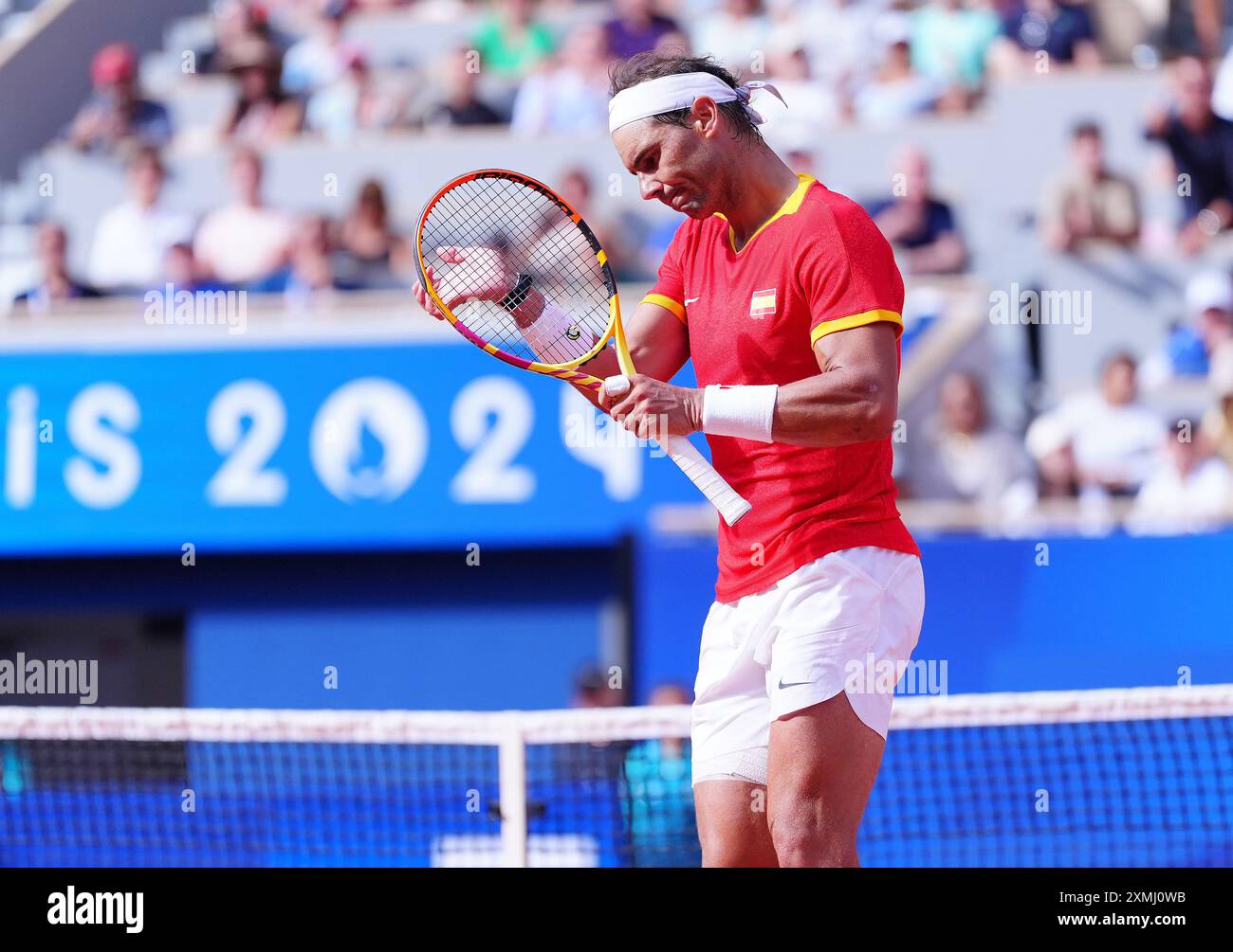 L'Espagnol Rafael Nadal lors du match de premier tour en simple masculin contre le Hongrois Marton Fucsovics (non représenté) à Roland-Garros, lors de la deuxième journée des Jeux Olympiques de Paris 2024 en France. Date de la photo : dimanche 28 juillet 2024. Banque D'Images
