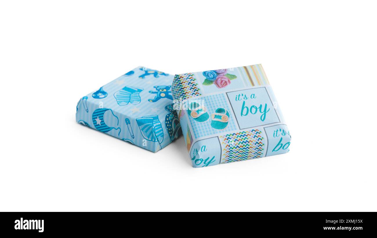 Morceaux de chocolat au lait avec couverture bleue pour bébé garçon sur fond blanc Banque D'Images