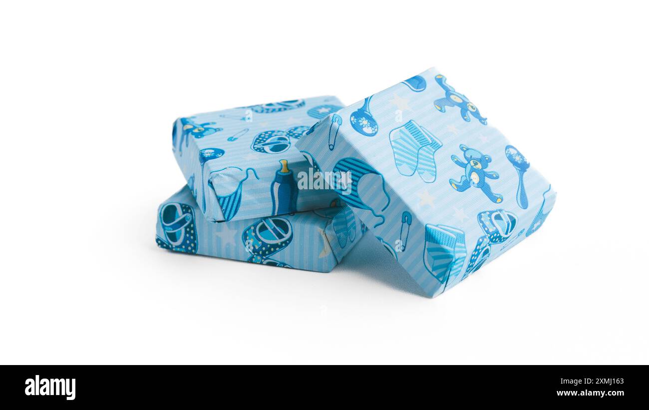Morceaux de chocolat au lait avec couverture bleue pour bébé garçon sur fond blanc Banque D'Images