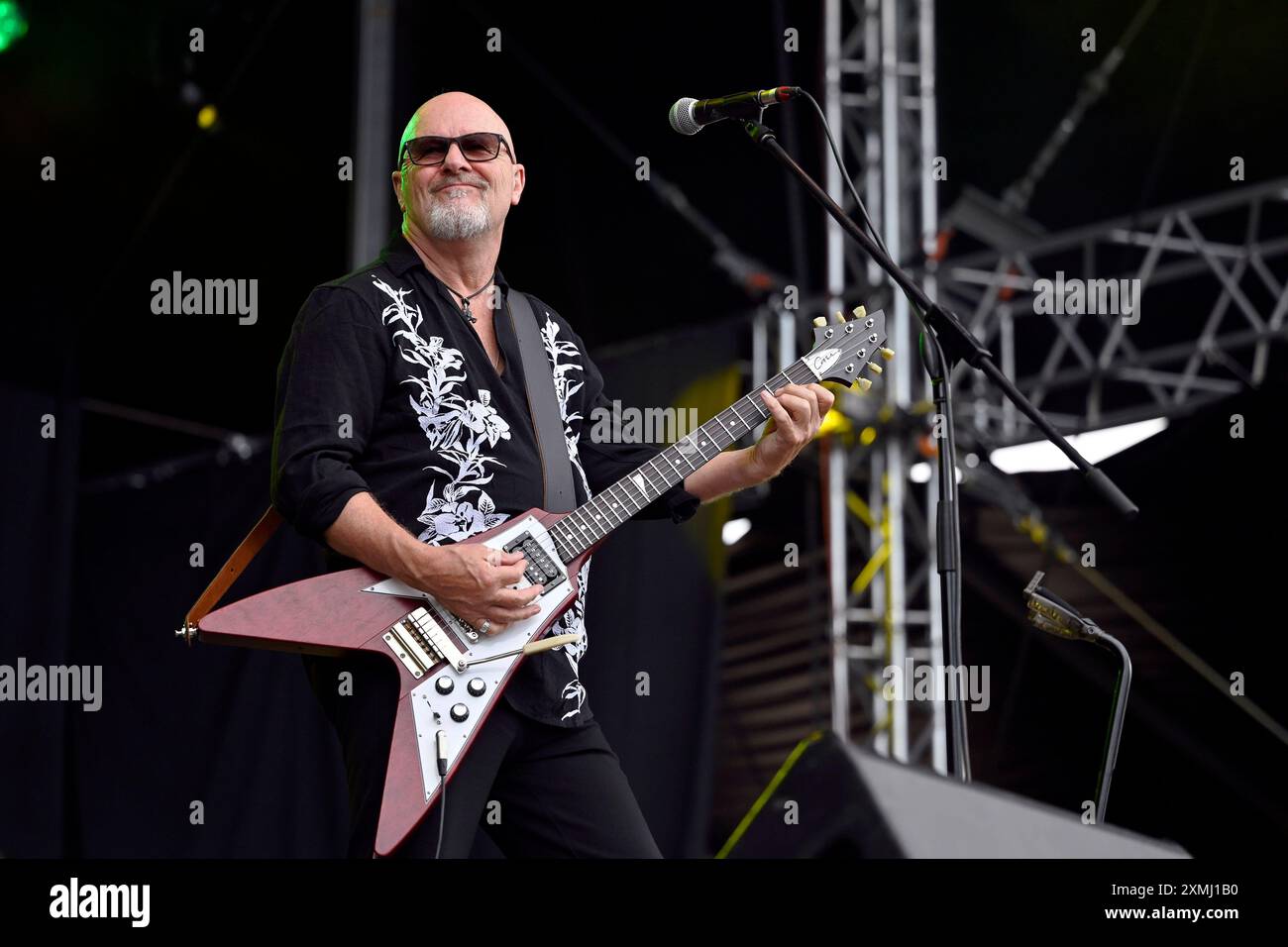 Gitarrist Andy Powell von der Band Wishbone Ash BEI ihrem Auftritt im Rahmen des Festival Lieder am See 2024 in Franken. Spalt, 27.07.2024 Bayern Deutschland *** guitariste Andy Powell du groupe Wishbone Ash lors de leur performance au festival Lieder am See 2024 à Franconia Spalt, 27 07 2024 Bavière Allemagne Copyright : xDwixAnoraganingrumx Banque D'Images