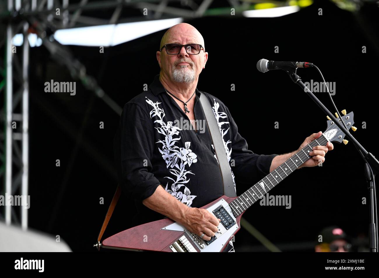 Gitarrist Andy Powell von der Band Wishbone Ash BEI ihrem Auftritt im Rahmen des Festival Lieder am See 2024 in Franken. Spalt, 27.07.2024 Bayern Deutschland *** guitariste Andy Powell du groupe Wishbone Ash lors de leur performance au festival Lieder am See 2024 à Franconia Spalt, 27 07 2024 Bavière Allemagne Copyright : xDwixAnoraganingrumx Banque D'Images