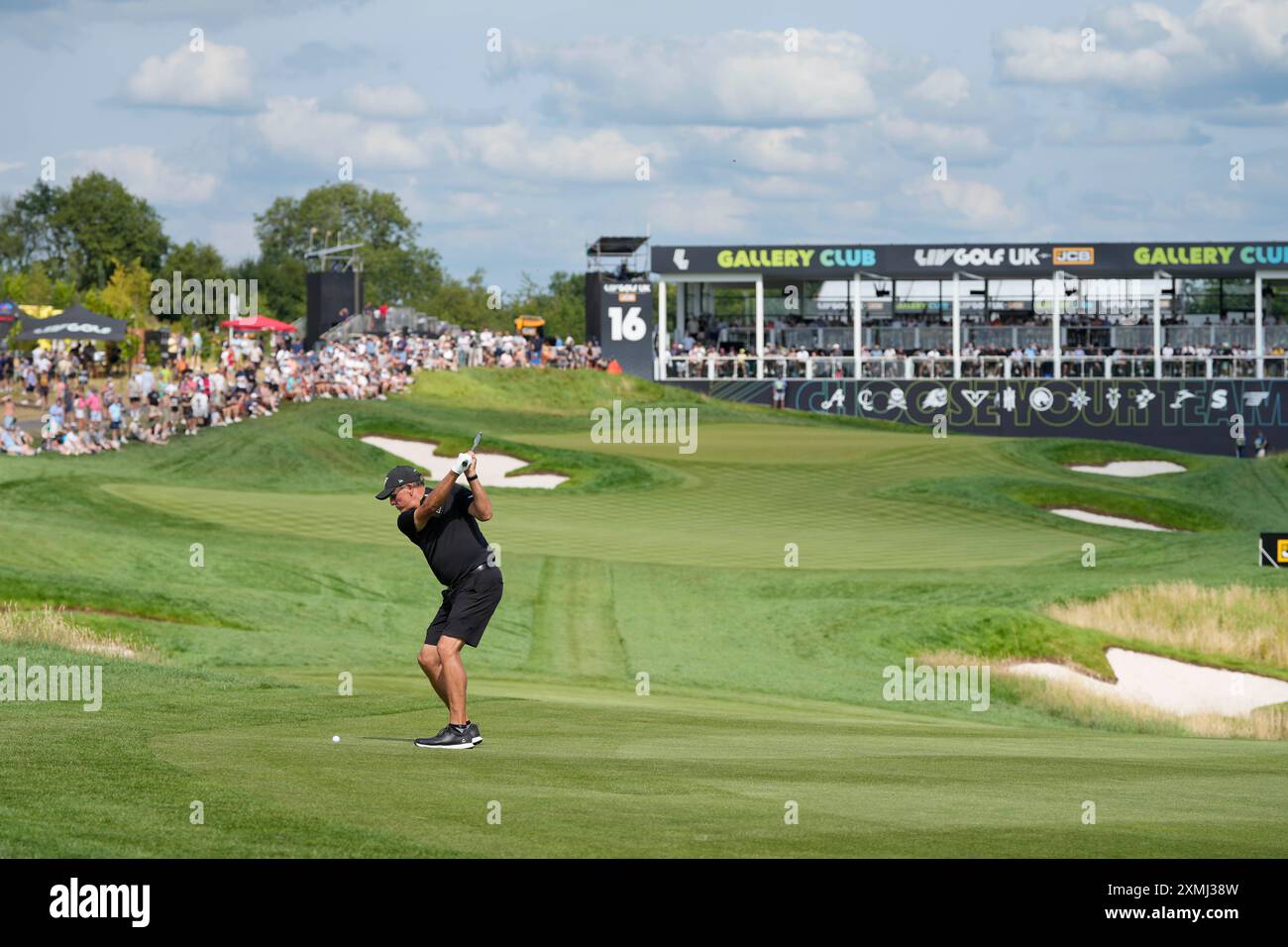 28 juillet 2024 ; JCB Golf & amp ; Country Club, Rocester, Uttoxeter, Angleterre ; LIV UK Golf League, finale Round ; Phil Mickelson des Highflyers GC joue son deuxième coup pour le 16e crédit vert : action plus Sports images/Alamy Live News Banque D'Images