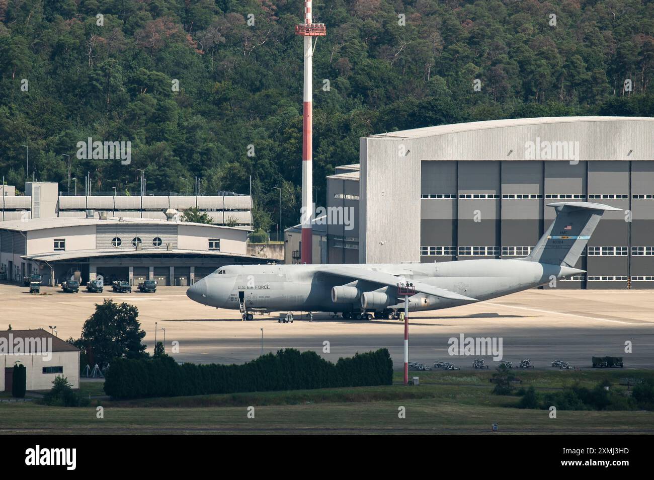 Ramstein Miesenbach, Allemagne. 28 juillet 2024. Un Lockheed C-5B Galaxy de l'US Air Force (USAF) se trouve sur le tarmac de la base aérienne de Ramstein. Crédit : Silas Stein/dpa/Alamy Live News Banque D'Images