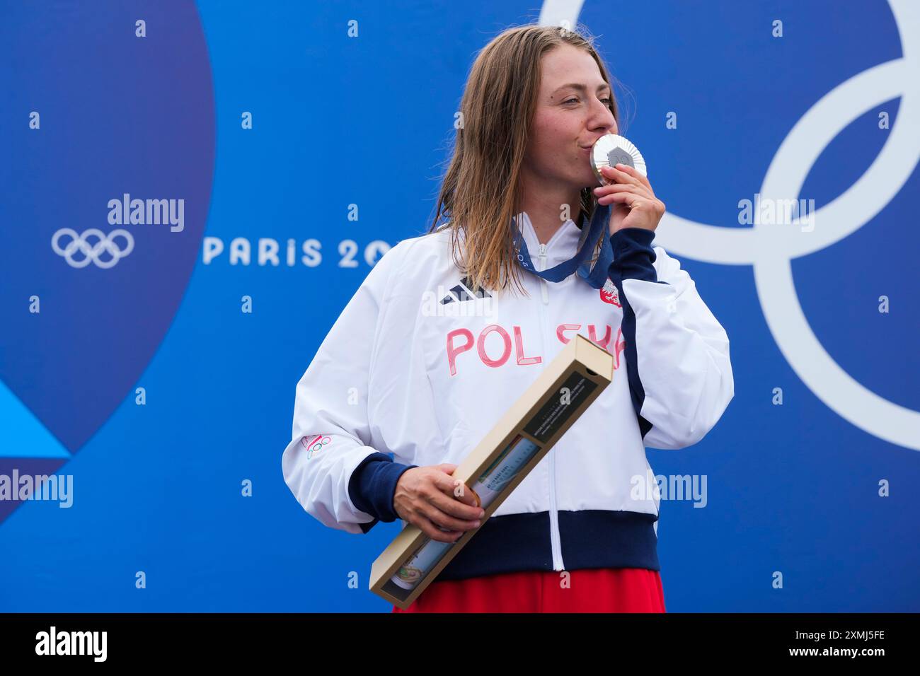 Poland's Klaudia Zwolinska silver medalist in the women's kayak single kisses her medal on the podium at the canoe slalom at the 2024 Summer Olympics, Sunday, July 28, 2024, in Vaires-sur-Marne, France. (AP Photo/Kirsty Wigglesworth) Banque D'Images