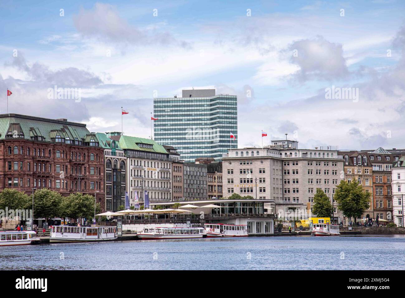 Vue sur le lac artificiel Binnenalster dans le quartier de Neustadt à Hambourg, Allemagne Banque D'Images