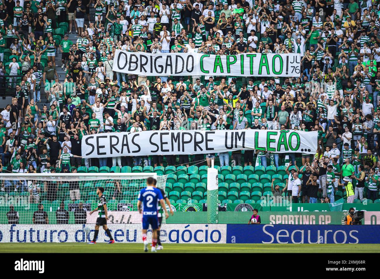 Les fans de Sporting CP écrivent « Merci capitaine - vous serez toujours un lion » dans les tribunes en hommage à l'ancien capitaine Sebastian Coates lors du match amical d'avant-saison entre le Sporting CP et l'Athletic Club à l'Estadio Jose Alvalade. Score final ; Sporting CP 3:0 Athletic Club. Banque D'Images