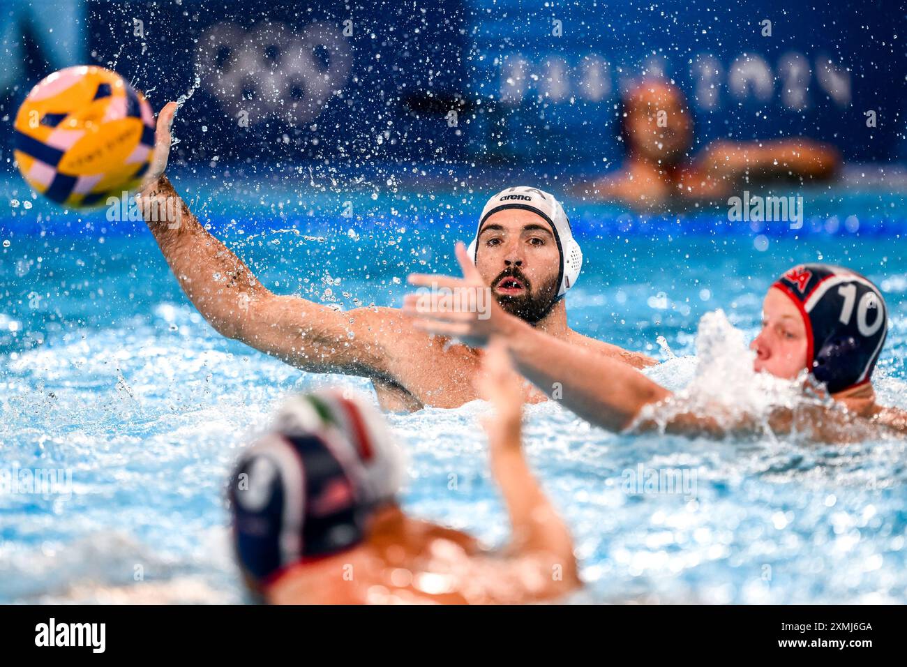 Andrea Fondelli d'Italie lors du match de water-polo masculin opposant l'équipe d'Italie (casquettes blanches) et l'équipe United Staes d'Amérique (casquettes bleues) des Jeux Olympiques de Paris 2024 au Centre aquatique de Paris (France), le 28 juillet 2024. Banque D'Images