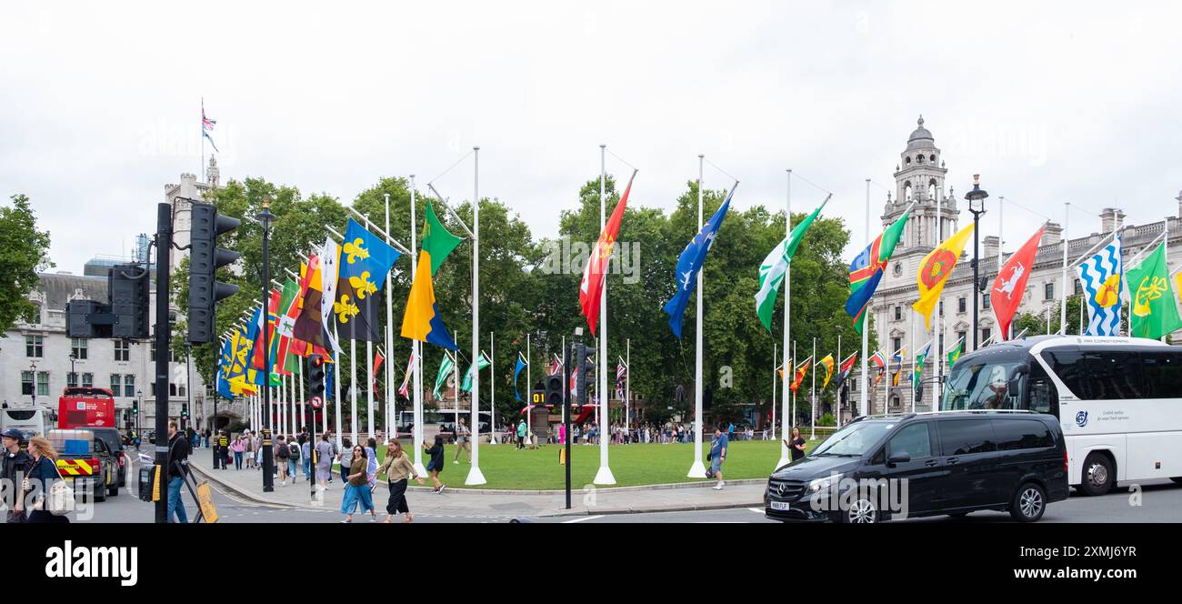 Londres, Royaume-Uni - 25 juillet 2014 : drapeaux de 52 comtés historiques d'Angleterre, d'Écosse et du pays de Galles autour de Parliament Square Garden. Banque D'Images