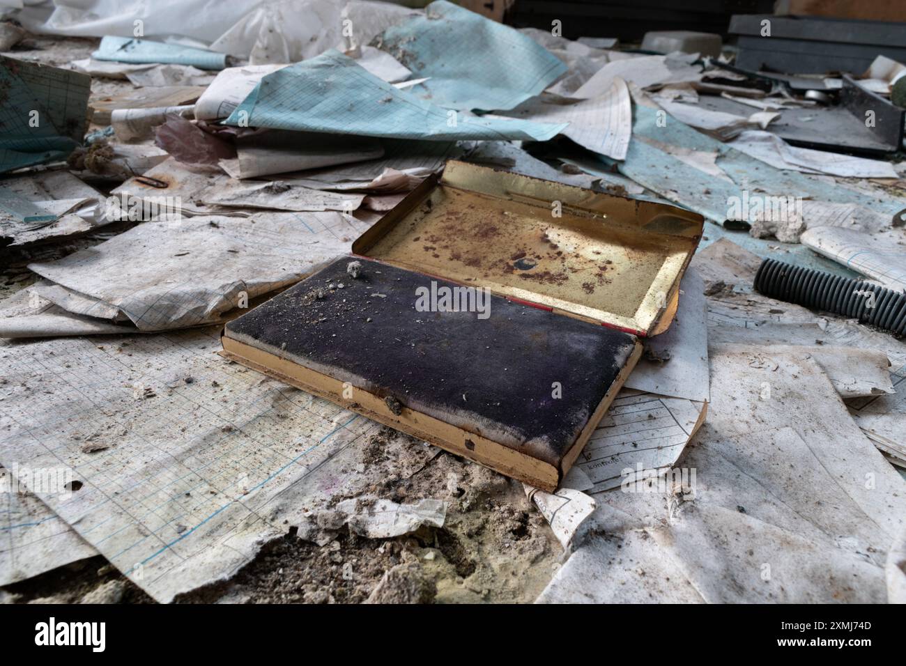 Tampon d'encre vintage et documents sales, immeuble de bureaux désordonné abandonné Banque D'Images